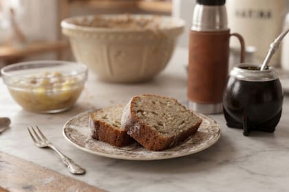 Suave, húmedo y esponjoso: cómo preparar un budín de banana casero (Foto: imagen ilustrativa con IA)