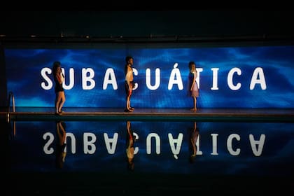 Subacuática, una poderosa propuesta escénica que se desarrolla en una piscina de Buenos Aires