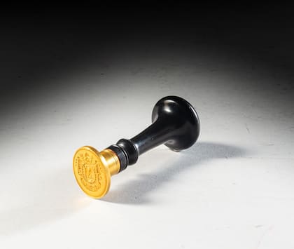 The Emperor’s Personal Gold and Ebony Seal
Estimate: €150,000-250,000