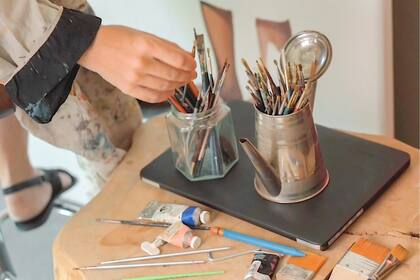 Subasta Solidaria: Viña Cobos presenta una colección única de cajas intervenidas por artistas mendocinos.