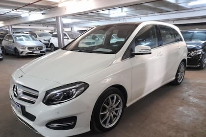 Subastan varios Mercedes-Benz y pick ups hasta el 5 de septiembre