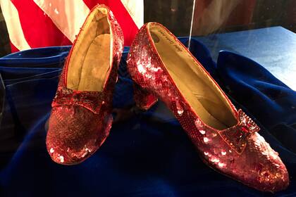 Subastan zapatillas que usó Judy Garland en "El Mago de Oz" en 28 millones de dólares