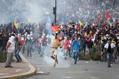 Las calles de Quito volvieron ayer a ser escenario de enfrentamientos entre manifestantes y la policía