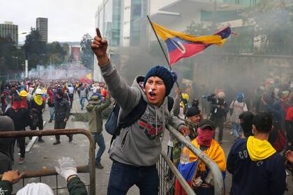 Sube la tensión en Ecuador: los indígenas irrumpen en la Asamblea Nacional