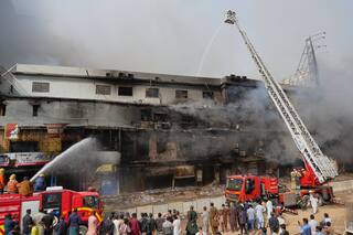Suben a 10 los muertos en incendio de un centro comercial en Karachi - Hay decenas de desaparecidos