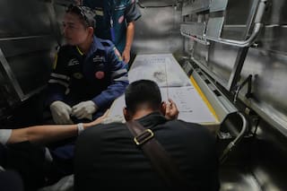 Suben a 30 los muertos por incendio en bar musical de Bangkok; decenas siguen hospitalizados