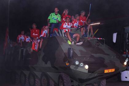 Subidos al tanque de guerra para los festejos: los festejos del Estrella Roja en Belgrado