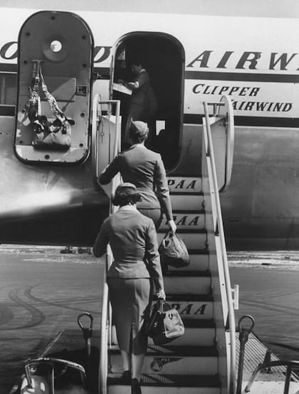 Subiendo a un avión DC6 en el aeropuerto Idlewild, Nueva York (1952)
