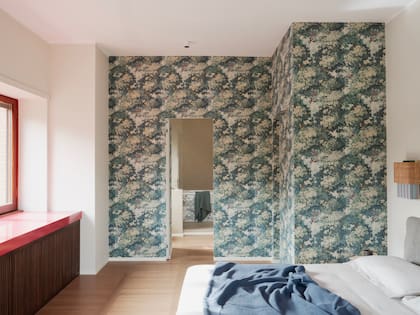 Subiendo las escaleras, accedemos a los dormitorios. En la foto, la habitación del matrimonio con baño en suite.