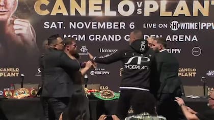 Subió la temperatura en la conferencia de prensa: a Canelo Álvarez y Caleb Plant debieron separarlos en Las Vegas en medio de golpes y empujones.