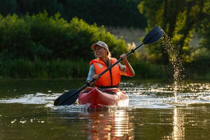 Subirse a un kayak es una gran forma de conectar con la naturaleza.