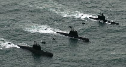Submarinos argentinos ARA Santa Cruz (S-41), ARA San Juan (S-42) y ARA Salta (S-31) en unas maniobras militares en el año 2015