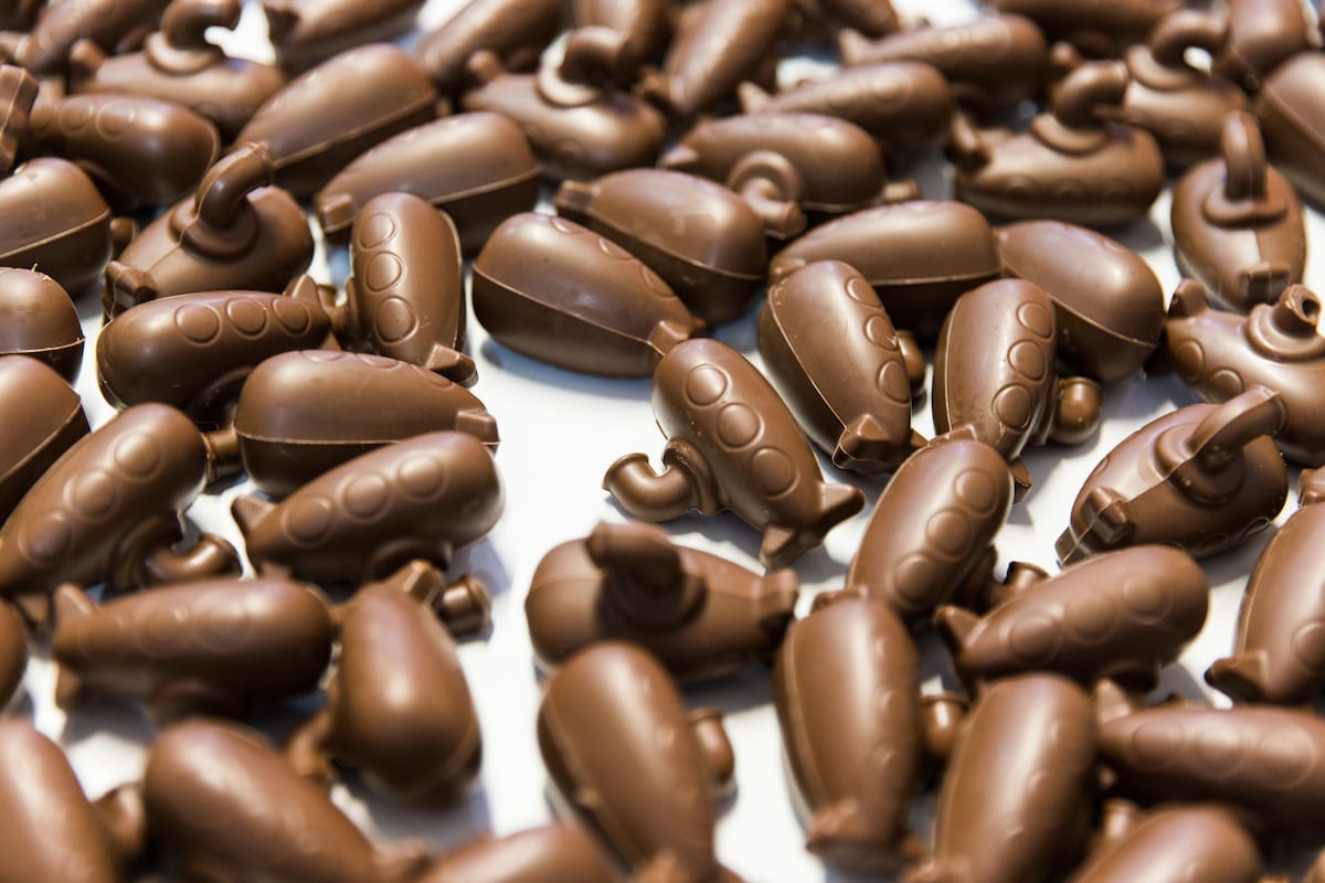 Los artesanos de Mamuschka elaboran a mano las famosas muñequitas que se usan como cajas para los chocolates del mismo formato.
