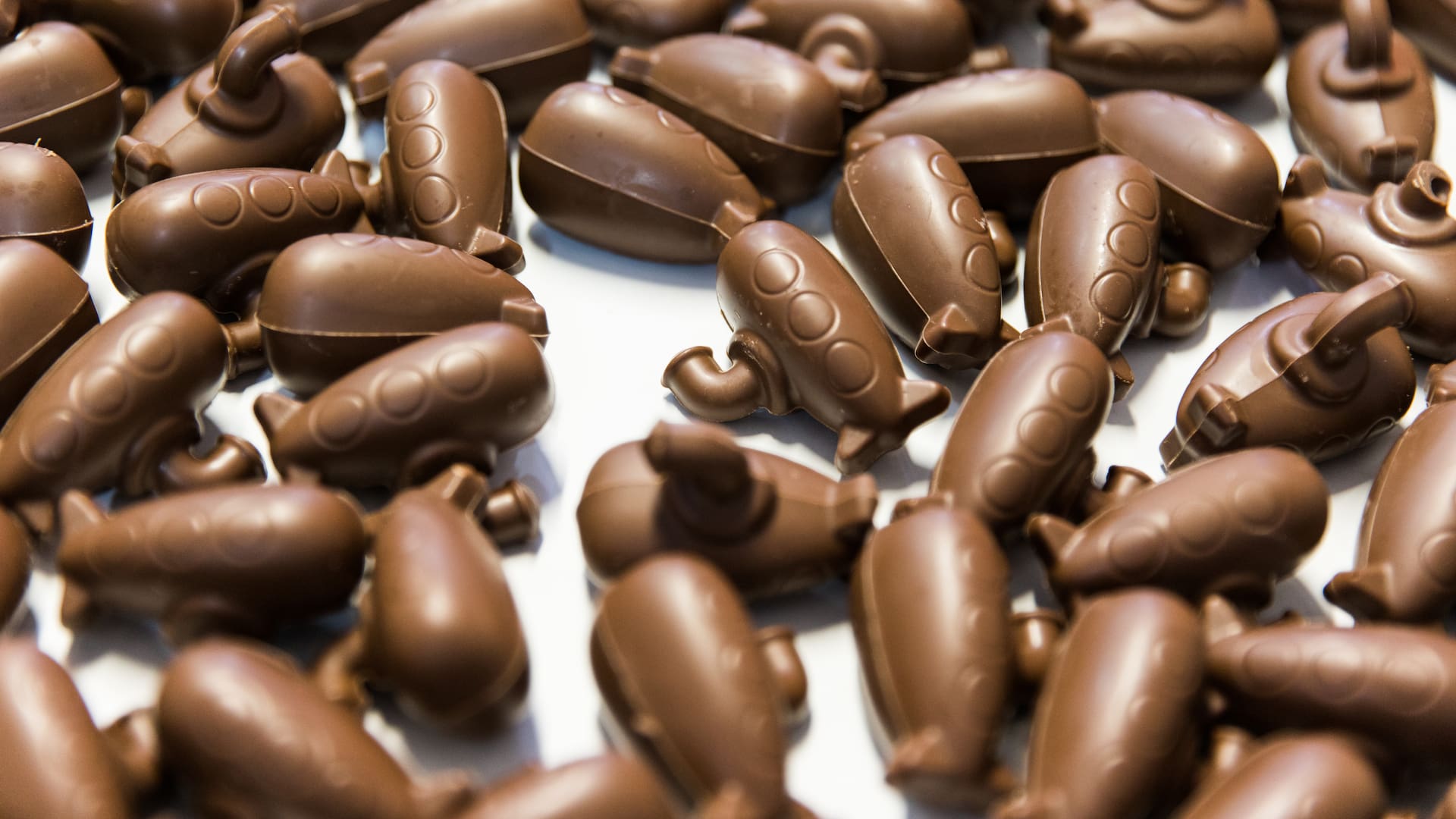 Los artesanos de Mamuschka elaboran a mano las famosas muñequitas que se usan como cajas para los chocolates del mismo formato.