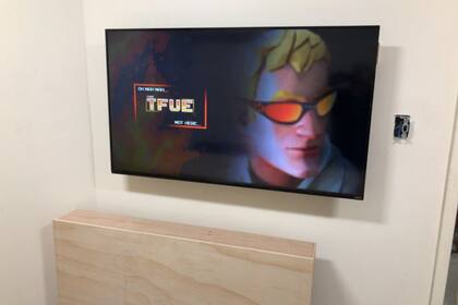 Dentro de la sala había un sofá tipo futón, un gran televisor de pantalla plana, un aire acondicionado, un microondas y una heladera. El lugar contaba con muebles diseñados para ocultar el equipamiento