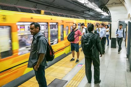 La empresa Subterráneos de Buenos Aires propuso una suba escalonada de $1 a partir de noviembre hasta llegar a $16,50 en el precio del boleto de subte