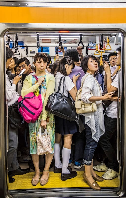 Subte de Tokio en hora pico.