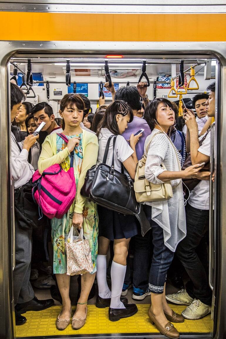 Subte de Tokio en hora pico.