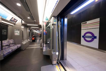 Una imagen muestra un andén en la estación de Paddington, desde a bordo de un tren durante un recorrido de prueba de un tren de la línea Elizabeth de Transport for London (TfL) entre la estación de Paddington y la estación de Liverpool Street, en Londres el 11 de mayo de 2022.