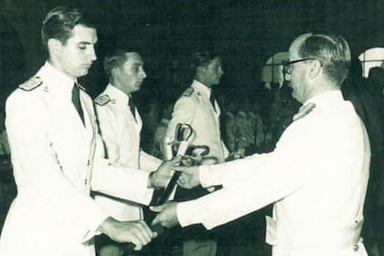 Subteniente Ricardo Martin Jaureguiberry recibiendo su sable en la ceremonia de egreso en el Colegio Militar de la Nación