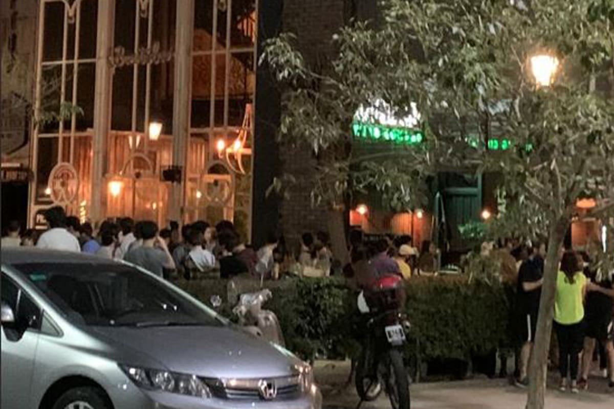 Sucedió ayer por la noche sobre el espacio en la vía pública que comparten los bares Bartola y Buttler, ambos ubicados frente al Cementerio de la Recoleta