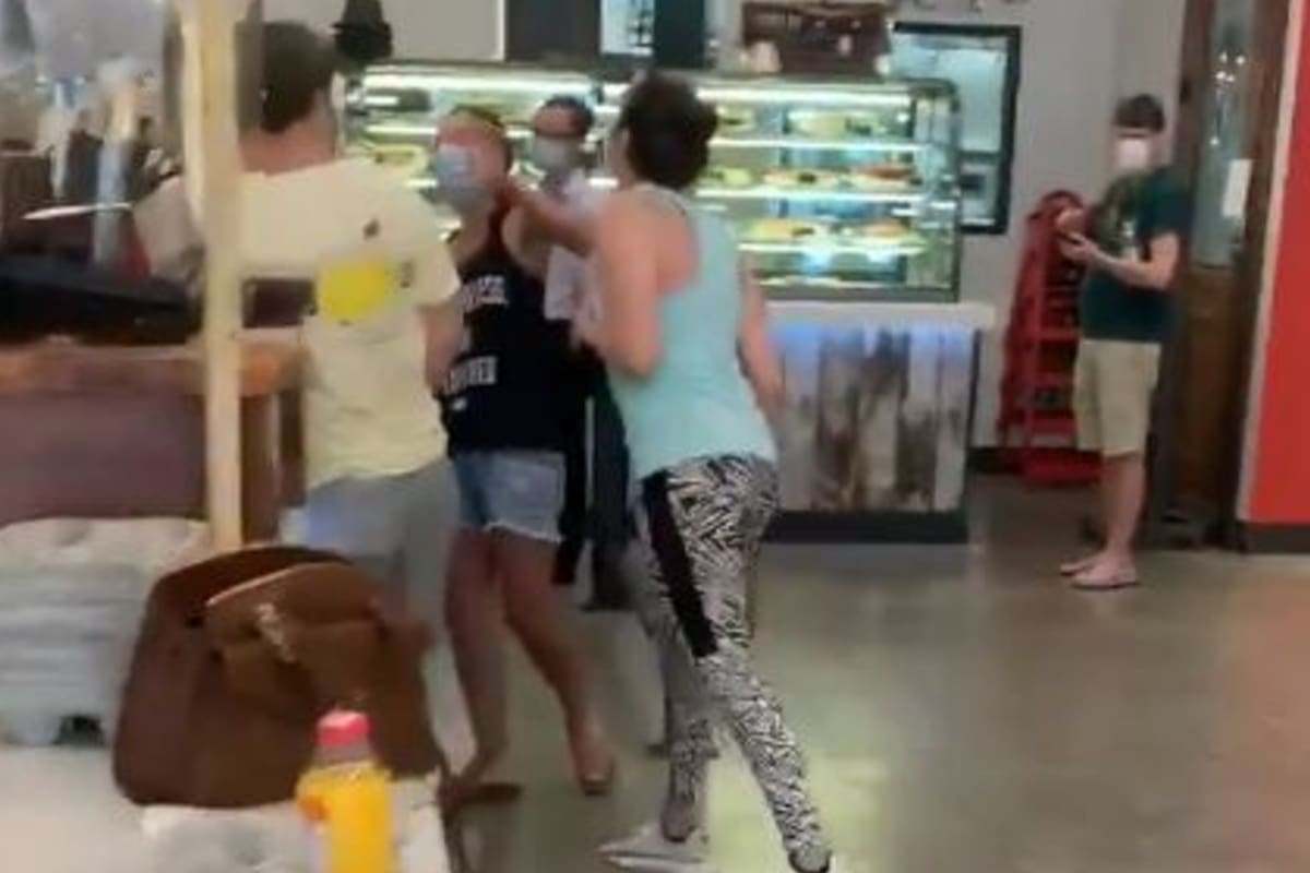 Sucedió en un local de Nueva York y la desagradable acción de la agresora quedó grabada en un video que se viralizó en redes sociales