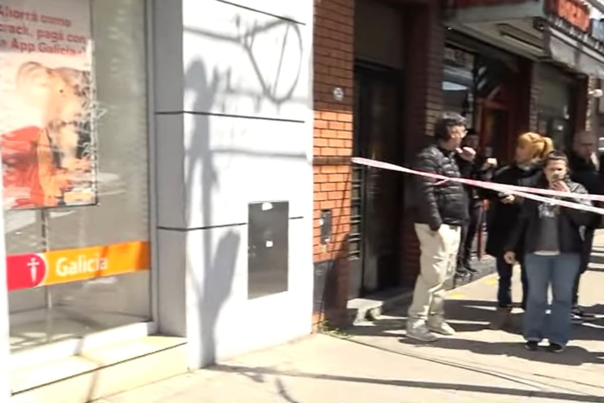 Terror en La Matanza: tres ladrones dispararon durante un robo a un banco y los clientes redujeron a uno de los asaltantes