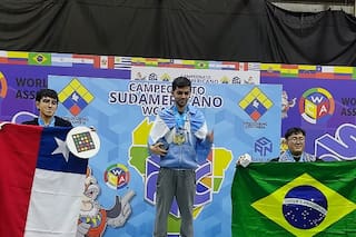 Estudia, prepara cafe en el Barrio Chino e hizo historia en un torneo de Rubik
