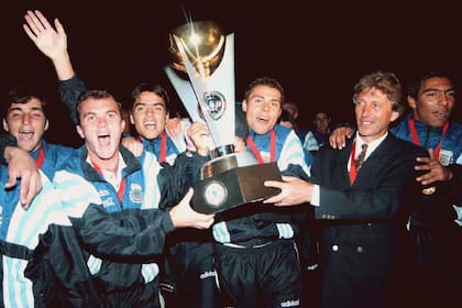 Argentina campeón sudamericano Sub 20 en La Serena, Chile; "Berni" Romeo con la copa, junto con Pekerman, el creador de una era dorada