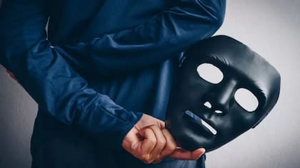Sue Nelson dice que muchas mujeres tienen que "enmascarar" su autismo para satisfacer a la sociedad.