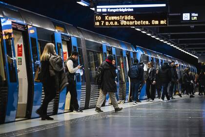 Suecia recomendó por primera vez, el 18 de diciembre, el uso de tapabocas en los transportes públicos en las horas pico.