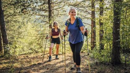 Suele recomendarse llevar bastones para hacer senderismo, contribuyen a la estabilidad postural