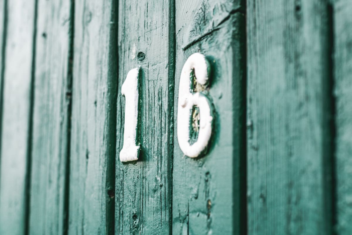 Suele suceder que, a la hora de poner por escrito distintas cifras, se recurra en primera instancia a los números propiamente dichos