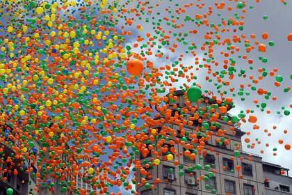 Amarillo, verde, naranja y azules fueron los colores de los globos elegidos este año para la tradicional suelta que se convirtió en una tradición