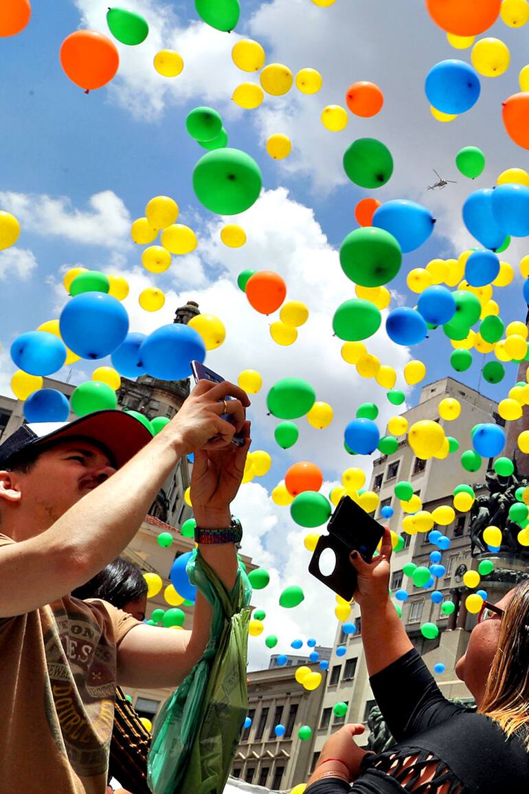 Suelta de globos en San Pablo en la previa de los festejos de fin de año