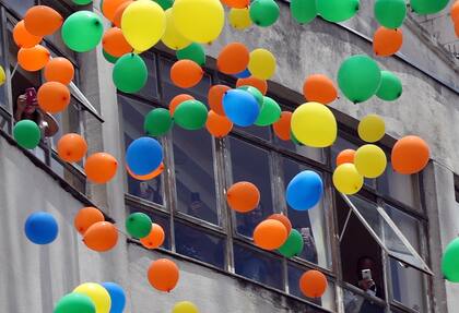 Suelta de globos en San Pablo en la previa de los festejos de fin de año