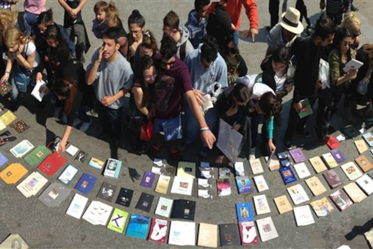 Suelta de libros en una plaza durante la última feria en la capital