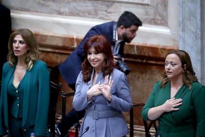 Suena el himno y Cristina Kirchner sonríe, triunfal