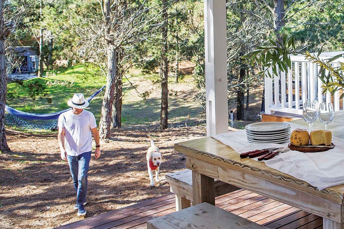 Sueño Azul es el nombre de una casa que expresa anhelos cumplidos: el de tener un refugio familiar cerca del mar y el de crear un emprendimiento que ofrece experiencias de vacaciones memorables.