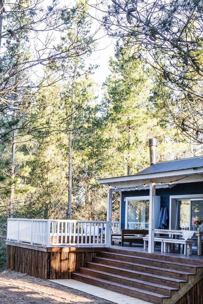 Sueño Azul es el nombre de una casa que expresa anhelos cumplidos: el de tener un refugio familiar cerca del mar y el de crear un emprendimiento que ofrece experiencias de vacaciones memorables.