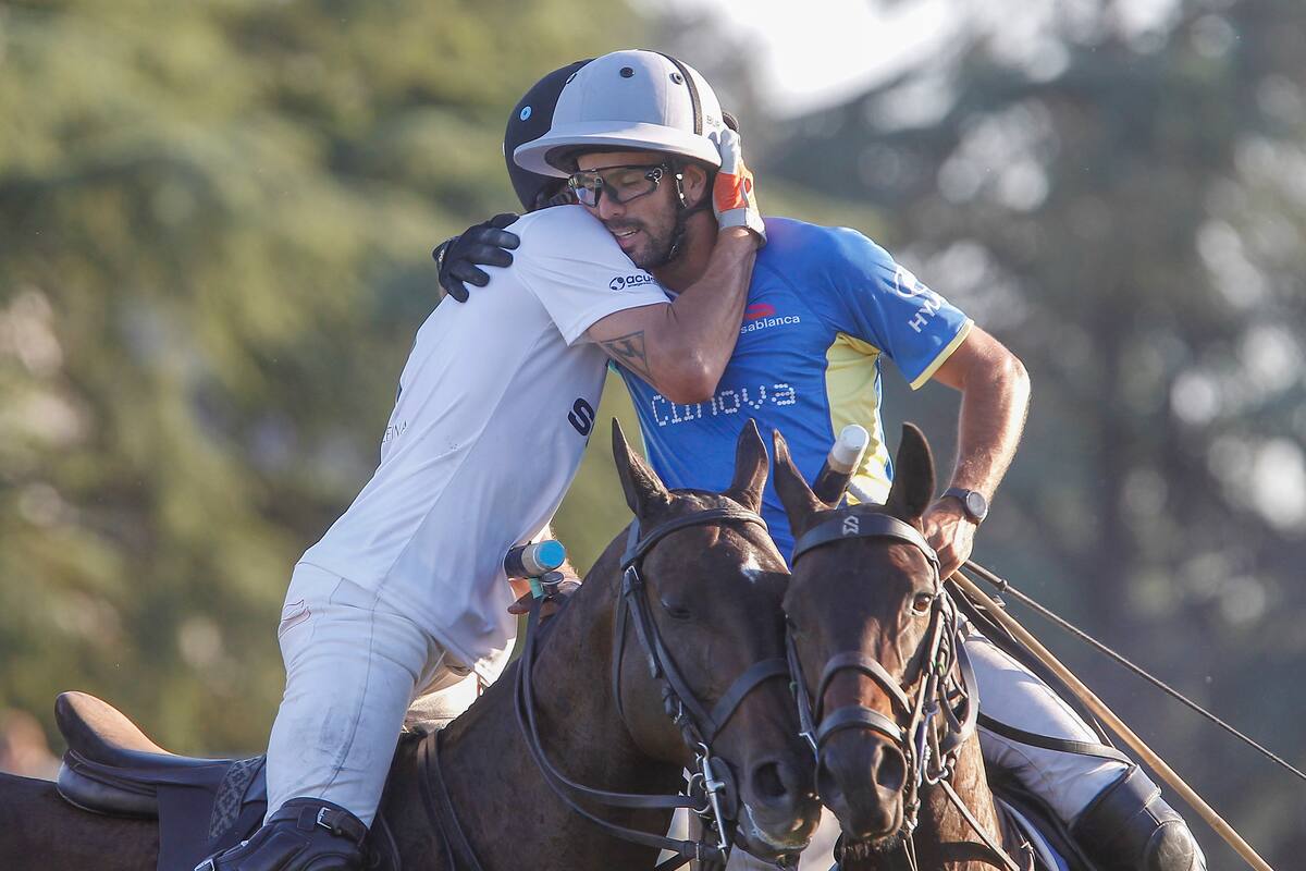 Sueño cumplido para Benjamín Urquiza, de La Irenita, que recibe el abrazo de Guillermo Terrera (de blanco)