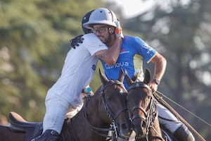 Sueño cumplido para Benjamín Urquiza, de La Irenita, que recibe el abrazo de Guillermo Terrera (de blanco)