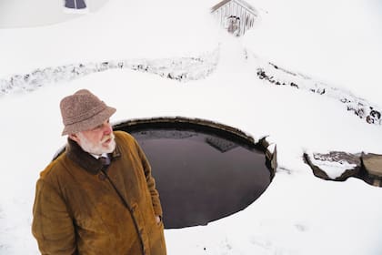 SUERTUDOS. “Considerate suertudo de haber conocido el centro del mundo”, dice Geir, junto a una célebre pileta circular de piedra labrada y aguas calientes