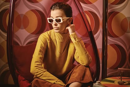 Suéter escote en V, polera tejida y pantalón ancho de corderoy (Etiqueta Negra), anteojos de sol (Vulk)