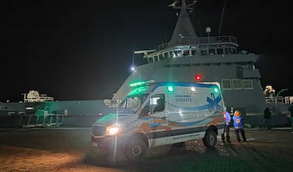 Sufría un ataque al corazón en un buque turístico y se montó un operativo para rescatarlo.