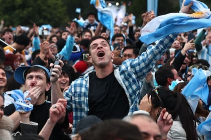 Sufrir y ganar. Argentina vs. Inglaterra en pantallas, Buenos Aires.