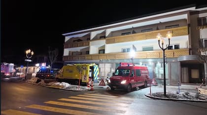 Suiza: decenas de muertos por un incendio en una lujosa estación de esquí
(Police Cantonale Valaisanne via AP)