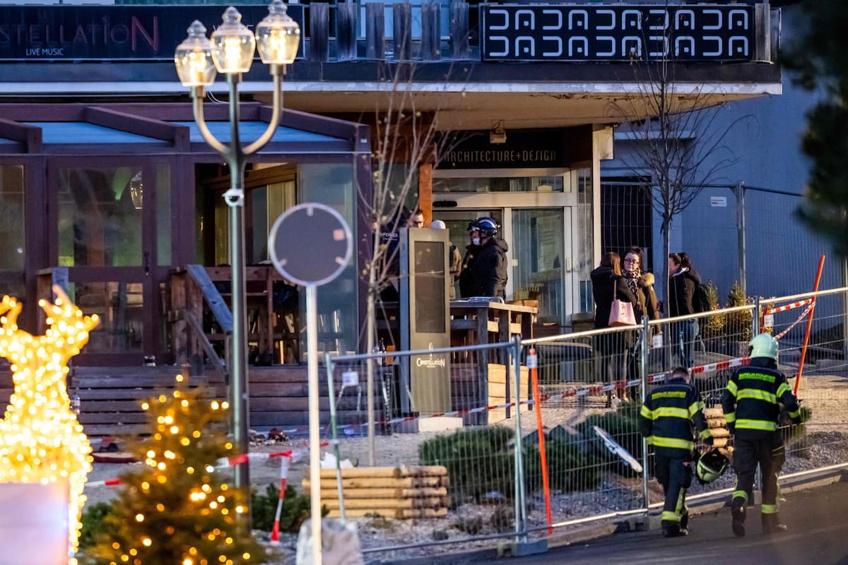Suiza: los dramáticos testimonios de sobrevivientes de la tragedia del centro de esquí
(MAXIME SCHMID / AFP)