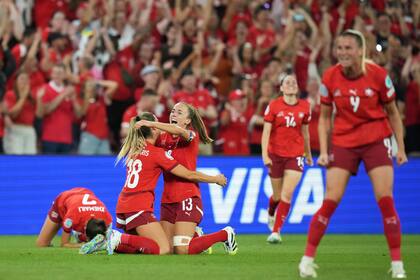 Suiza vive intensas emociones dentro y fuera del campo en su debut en cuartos de final en la Euro