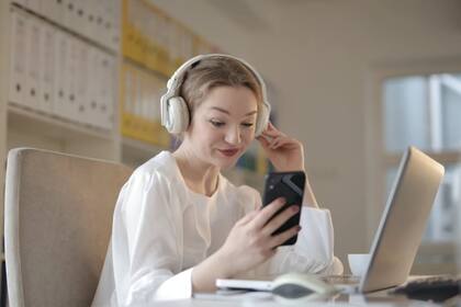 Sujetar el celular de manera correcta nos ayudará a corregir la postura de las manos y a prevenir enfermedades de los huesos, como la artritis. Según expertos, esta imagen muestra el modo incorrecto de agarrar el smartphone (Foto Pexels)